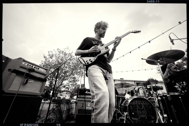 Kazadur en concert en plein air, guitariste au premier plan